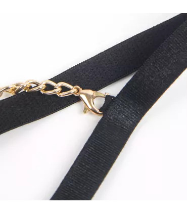 Lencería de encaje y piel sintética con cadenas